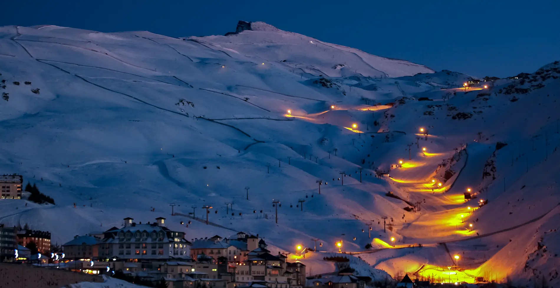 Imagen esquí nocturno sierra nevada