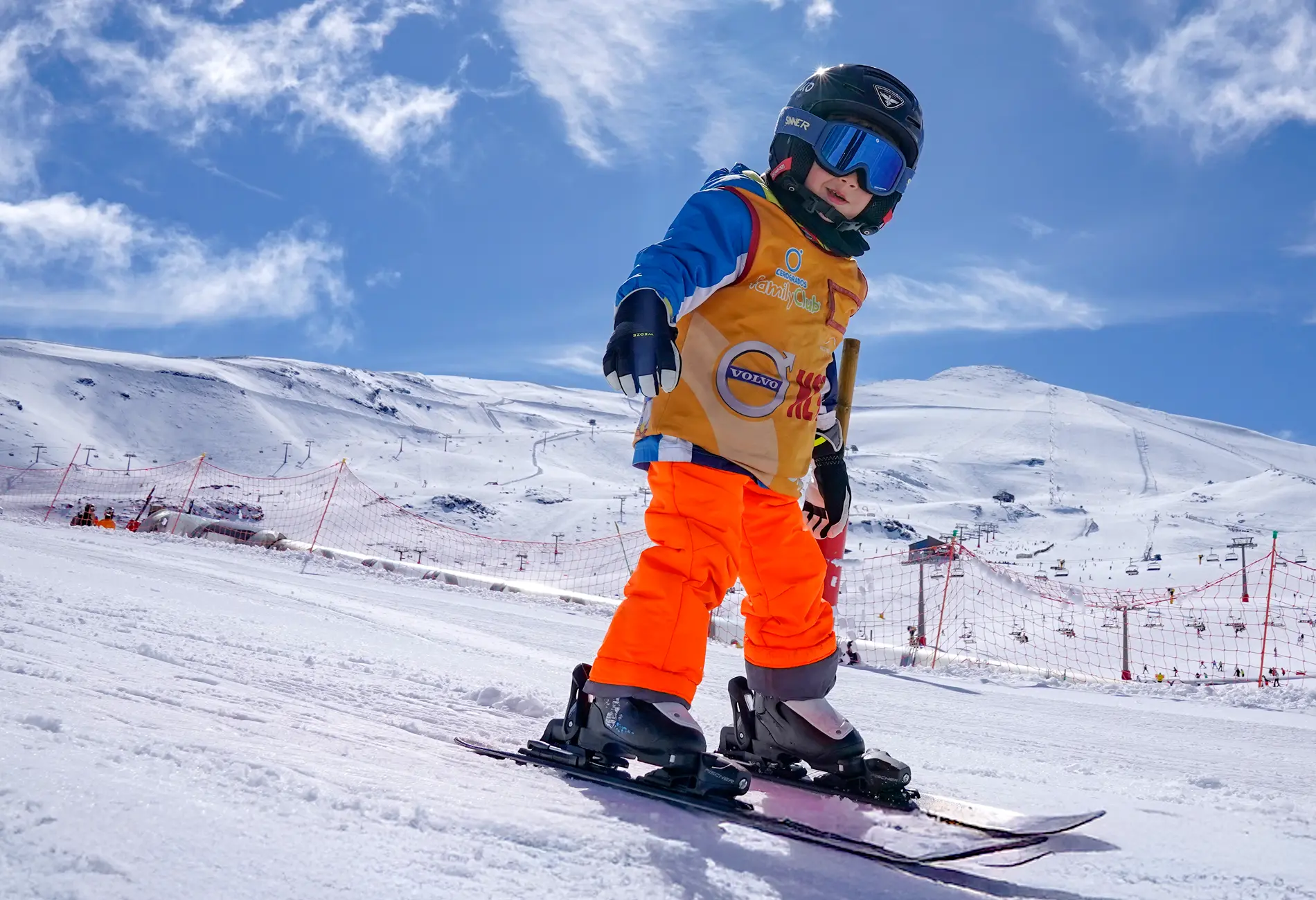 Imagen jardin alpino jornada tarde sierra nevada niño esquiando